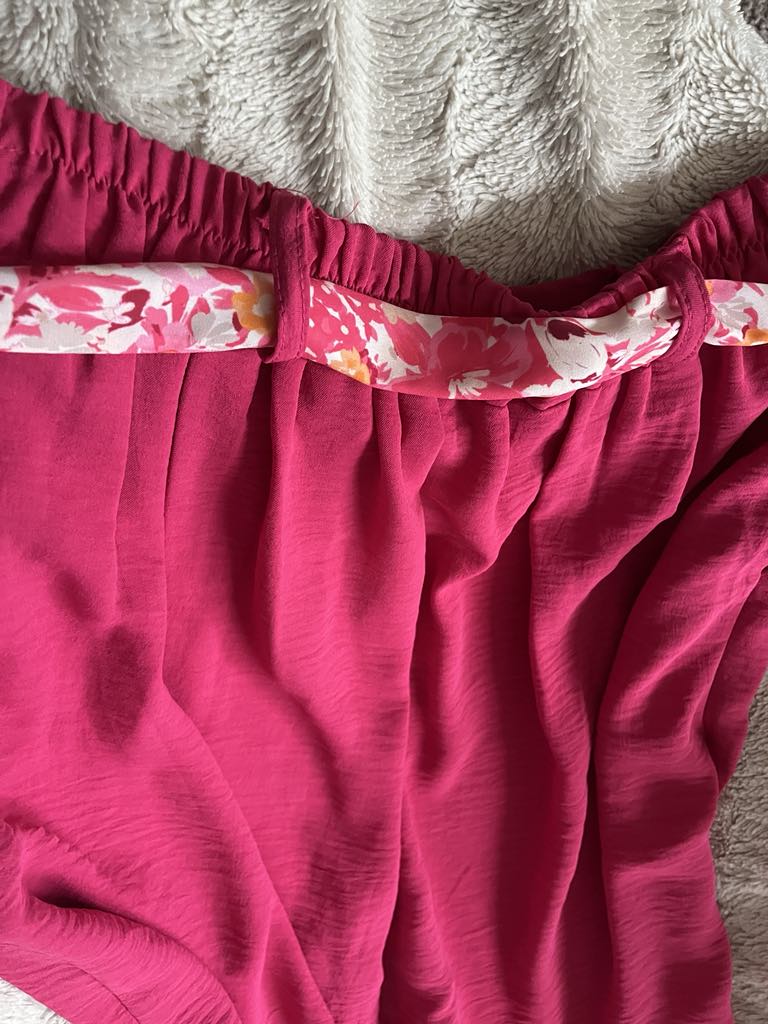 Pantalon fluide avec ceinture fleurie