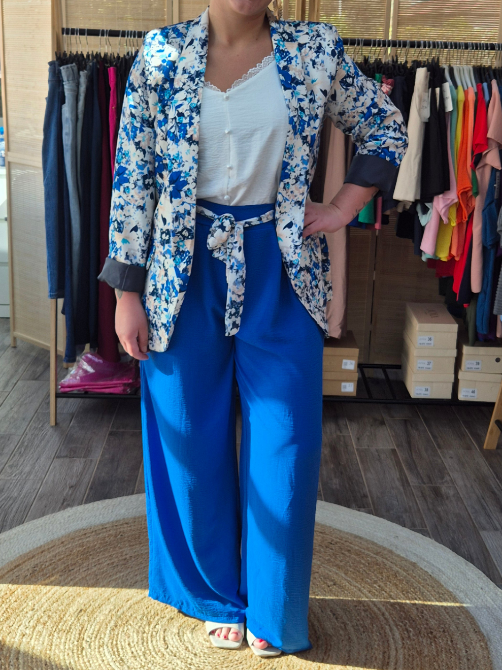 Pantalon fluide avec ceinture fleurie