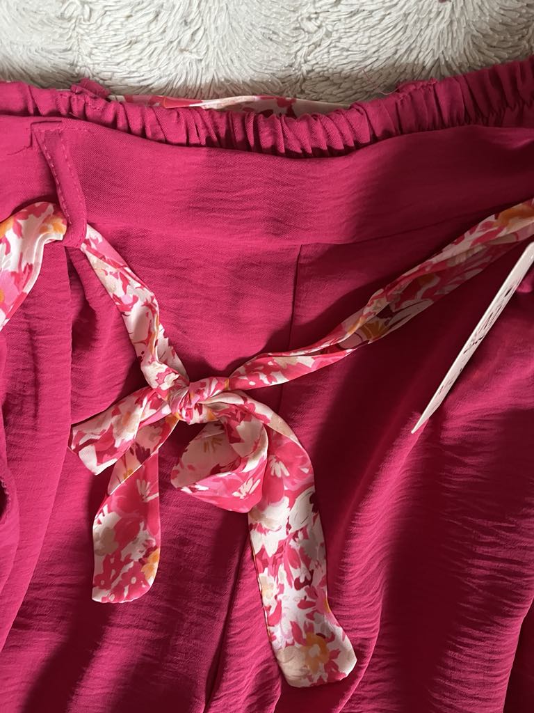 Pantalon fluide avec ceinture fleurie