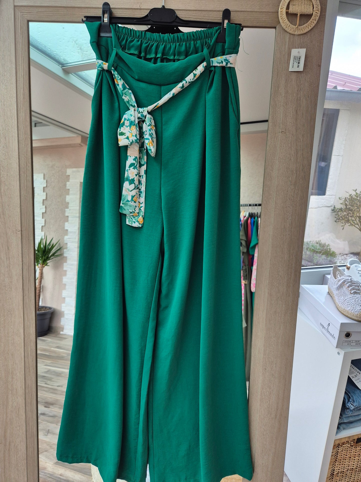 Pantalon fluide avec ceinture fleurie