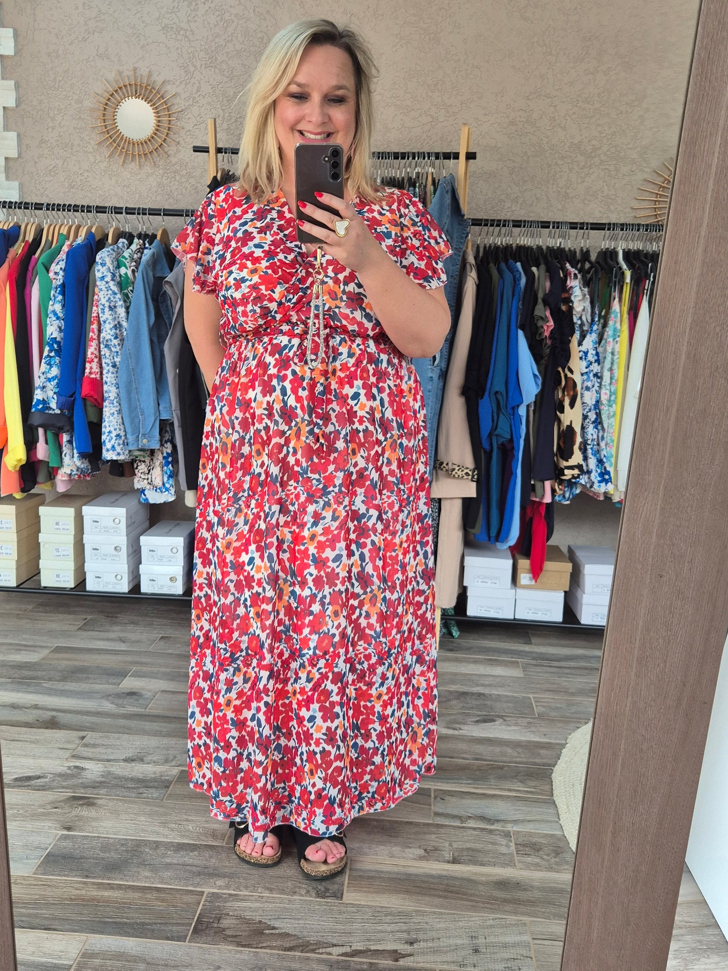 Robe à fleurs rouges