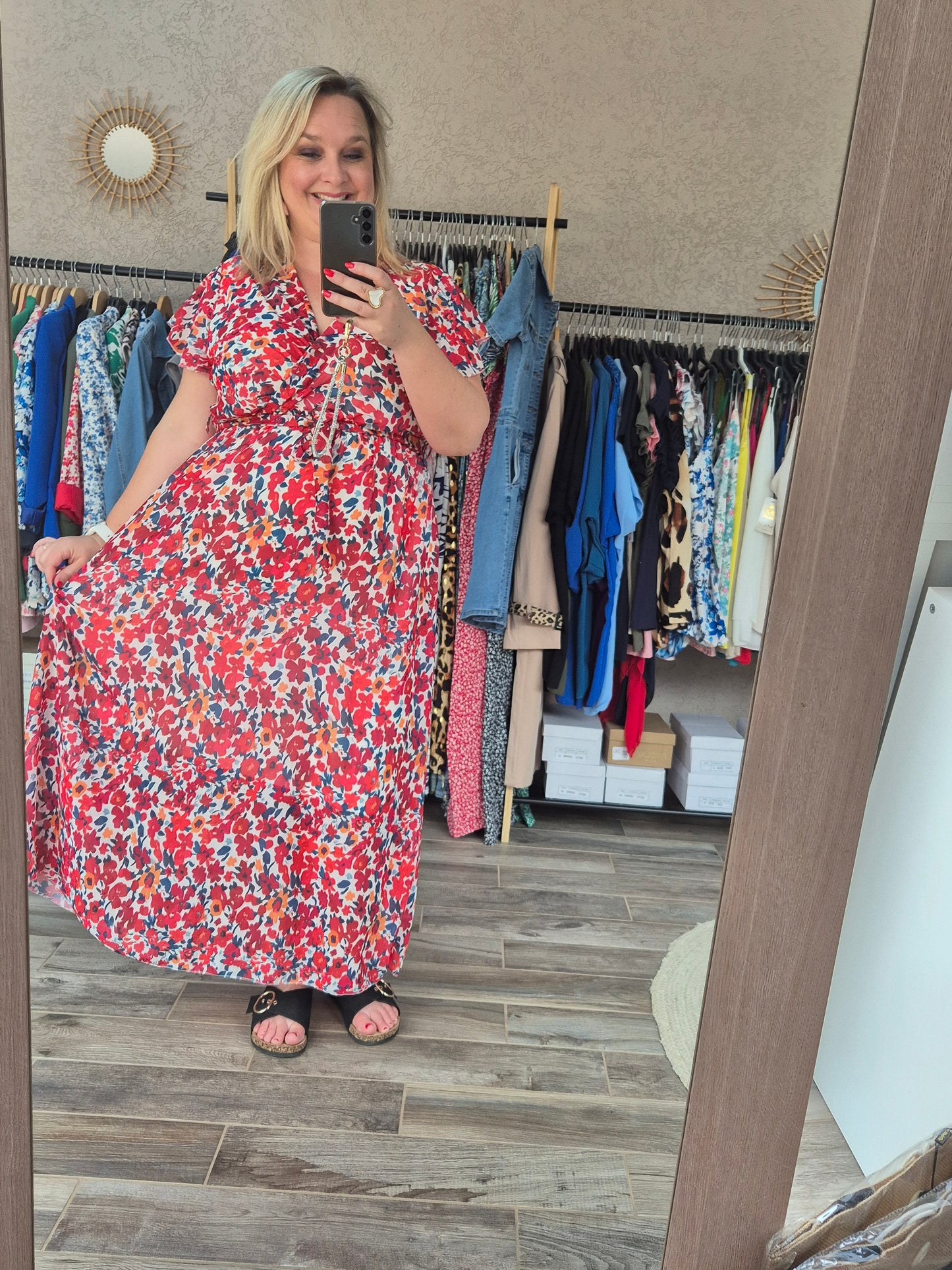 Robe à fleurs rouges
