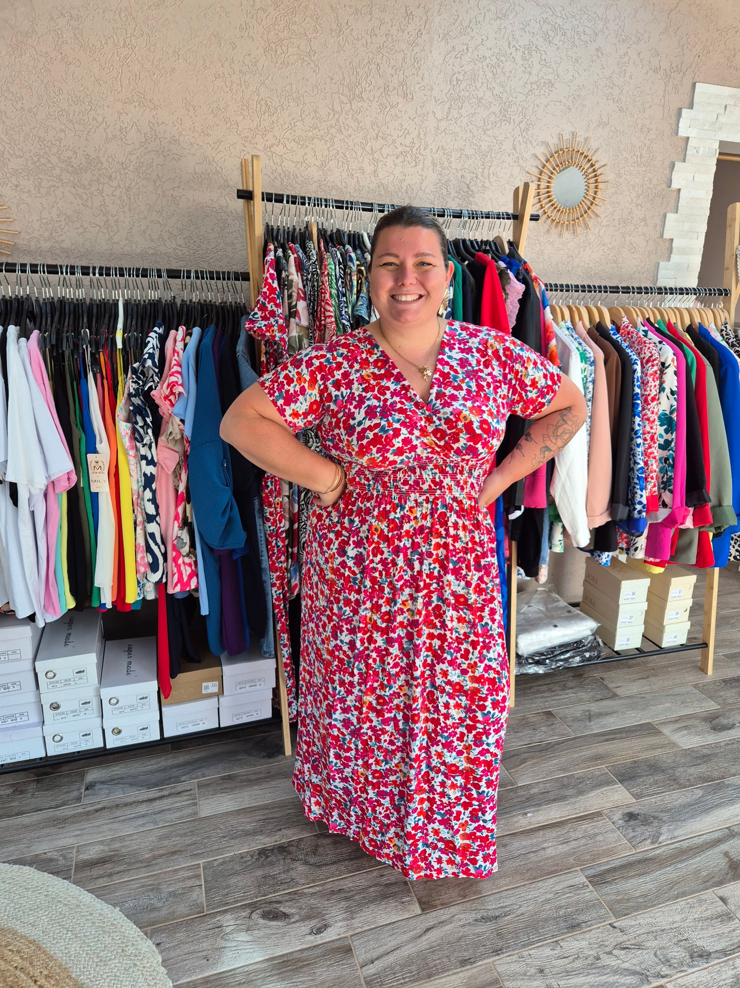 Robe à fleurs rouges