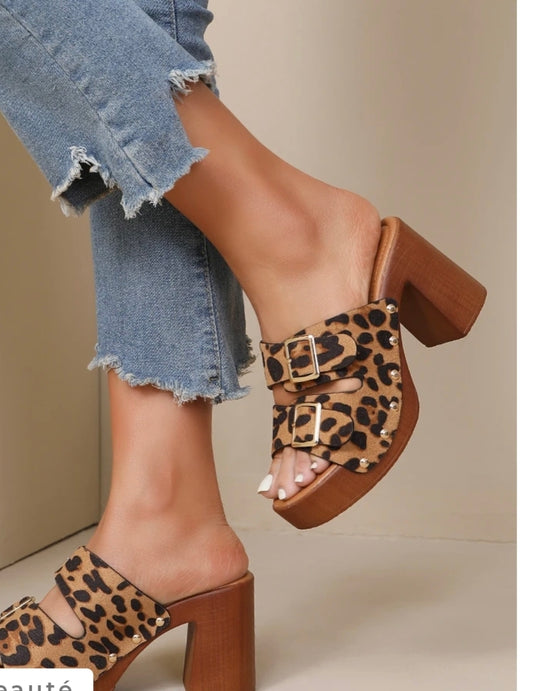 Sandales à talons compensés leopard